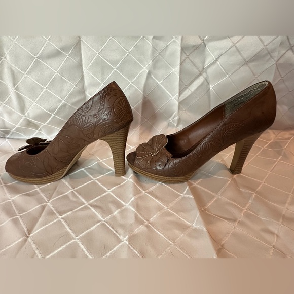 Anne Michelle Faux Tooled Leather Peep Toe Pumps, size 8.5. - Picture 3 of 9